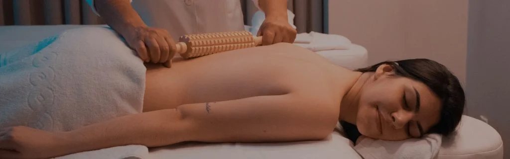 Wood sculpting: roller kayu bergerak di punggung klien